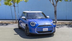 Novo Mini Cooper 2025 apresenta design renovado em primeiras fotos