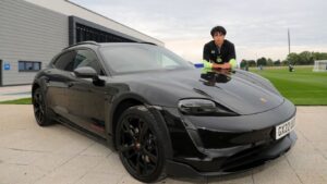 Jogador destaque da Premier League ganha Porsche Taycan