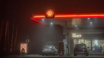 Shell fecha 1.000 postos de gasolina para dar lugar a pontos de carregamento de carros elétricos