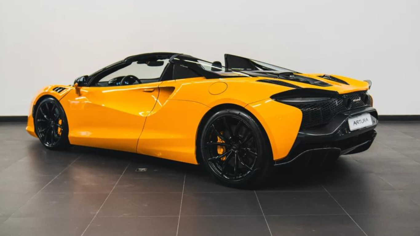 McLaren Artura Spider é mostrado a clientes em São Paulo